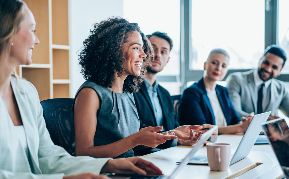 equipo interracial reunidos en una oficina
