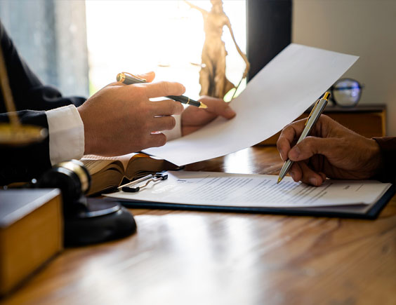 Firma de documentos entre dos personas