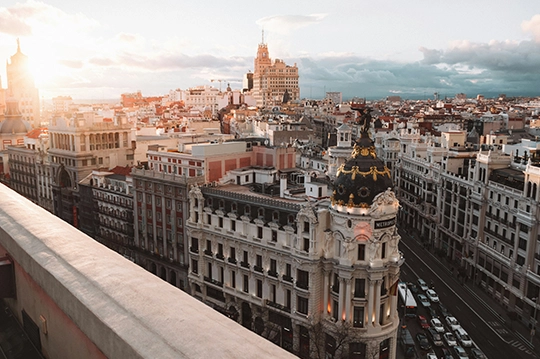 Vista desde un balcón del centro de Madrid con el edificio Metrópolis