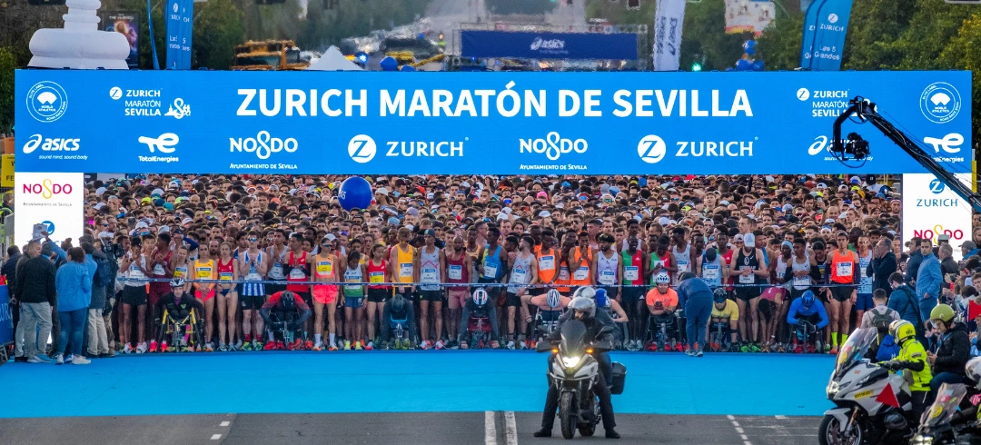 Corredores preparados en la salida de la  Zurich Maratón Sevilla