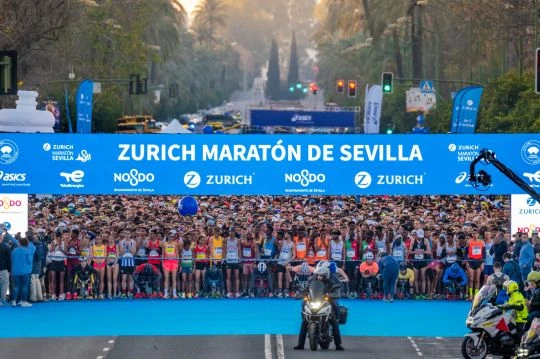 Corredores preparados en la salida de la  Zurich Maratón Sevilla