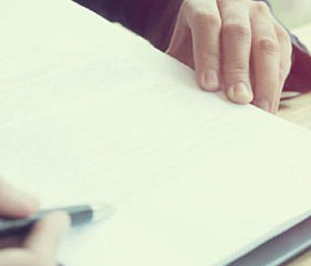 Persona firmando documentos para financiar un coche