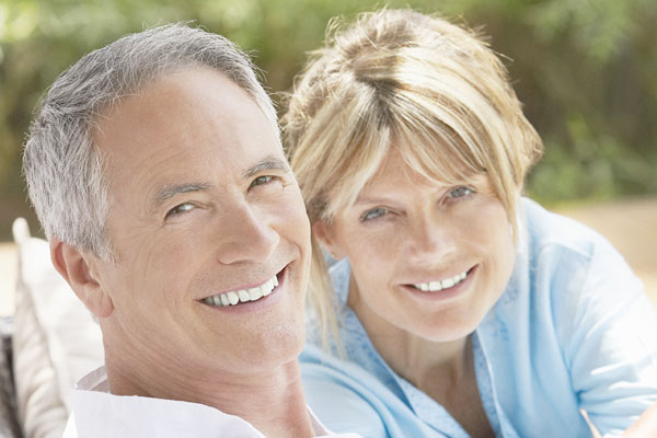 pareja adulta mirando a cámara