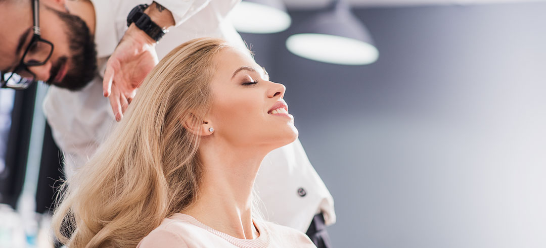 Mujer recibiendo un tratamiento en un peluquería